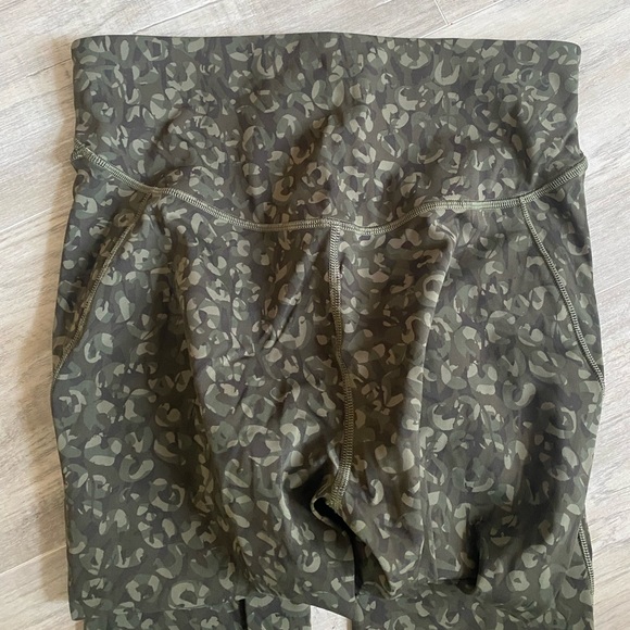 Lululemon Base Space Running Tights 25’’ Size 6. Almost never used. - Picture 2 of 4